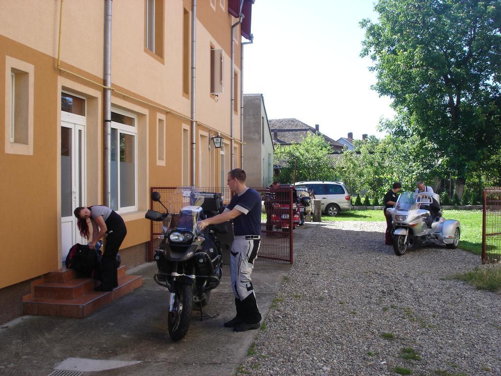 Pensiunea Claudiu Caransebes Exterior photo